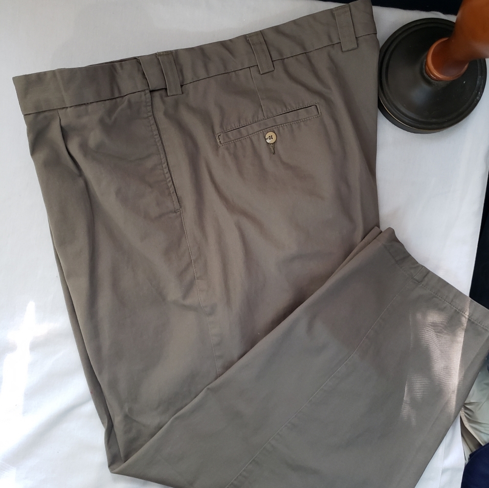 Men's army green khakis